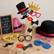 Photobooth-props op een tafel